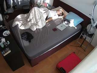 voyeurcam-julmodels-whitebed-2