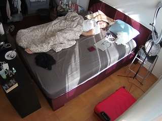 voyeurcam-julmodels-whitebed-2