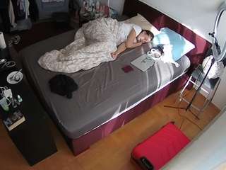voyeurcam-julmodels-whitebed-2