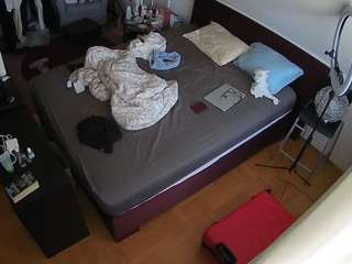 voyeurcam-julmodels-whitebed-2 webcam