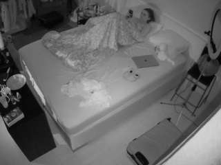 voyeurcam-julmodels-whitebed-2