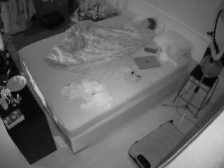 voyeurcam-julmodels-whitebed-2