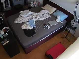 voyeurcam-julmodels-whitebed-2