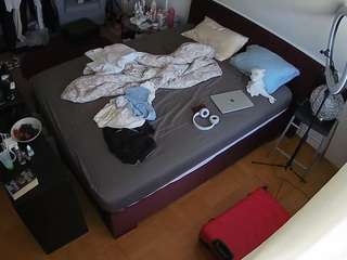 voyeurcam-julmodels-whitebed-2