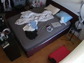 voyeurcam-julmodels-whitebed-2