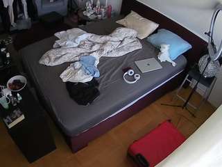 voyeurcam-julmodels-whitebed-2
