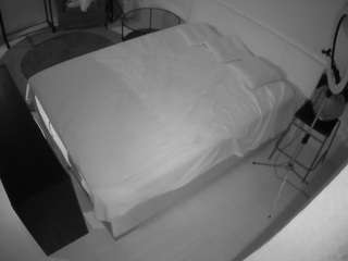 voyeurcam-julmodels-whitebed-2