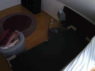 voyeurcam-julmodels-whitebed-2 webcam