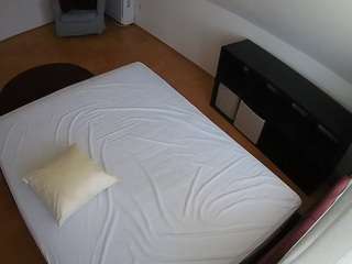 voyeurcam-julmodels-whitebed-2 webcam
