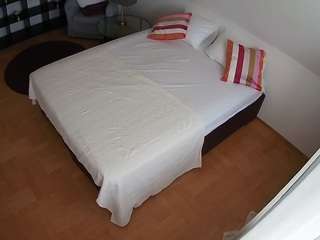 voyeurcam-julmodels-whitebed-2 webcam