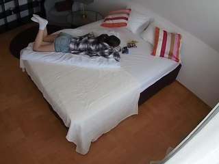voyeurcam-julmodels-whitebed-2 webcam