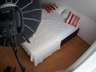 voyeurcam-julmodels-whitebed-2 webcam