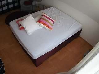 voyeurcam-julmodels-whitebed-2 webcam