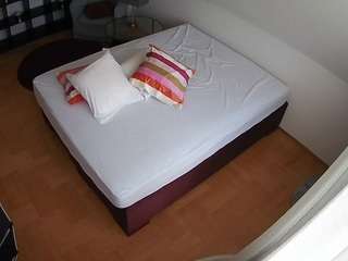 voyeurcam-julmodels-whitebed-2 webcam