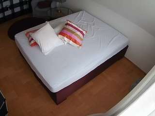 voyeurcam-julmodels-whitebed-2 webcam