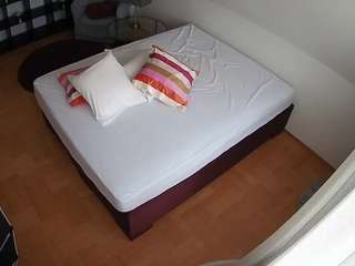 voyeurcam-julmodels-whitebed-2 webcam