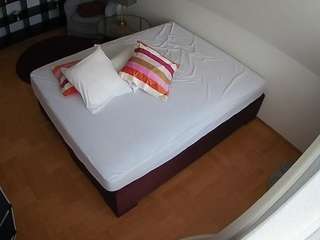 voyeurcam-julmodels-whitebed-2 webcam