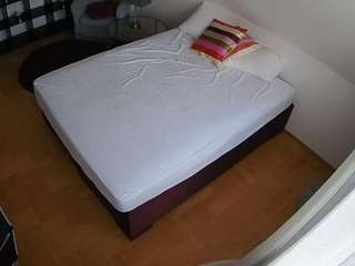 voyeurcam-julmodels-whitebed-2 webcam