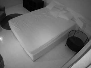 voyeurcam-julmodels-whitebed-2 webcam
