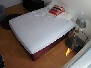 voyeurcam-julmodels-whitebed-2