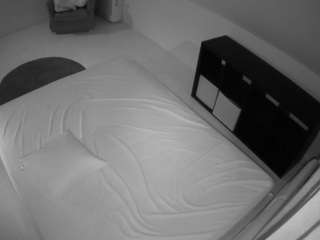 voyeurcam-julmodels-whitebed-2 webcam model
