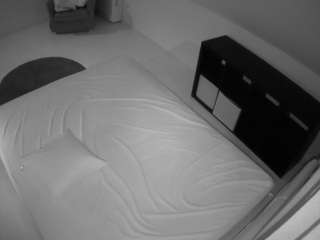 voyeurcam-julmodels-whitebed-2 webcam model