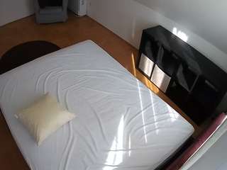 voyeurcam-julmodels-whitebed-2