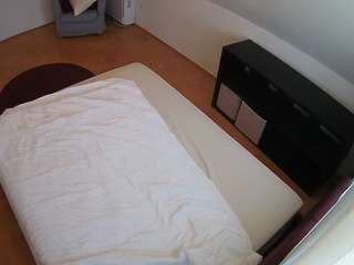 voyeurcam-julmodels-whitebed-2