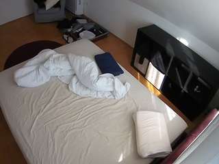 voyeurcam-julmodels-whitebed-2