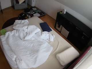 voyeurcam-julmodels-whitebed-2