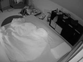 voyeurcam-julmodels-whitebed-2