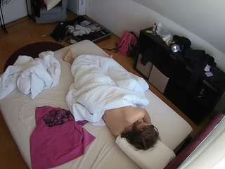 voyeurcam-julmodels-whitebed-2 webcam
