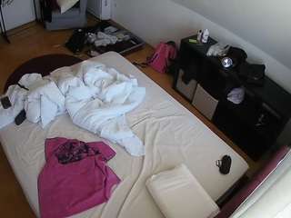 voyeurcam-julmodels-whitebed-2 webcam