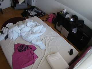 voyeurcam-julmodels-whitebed-2