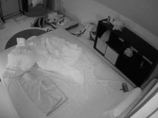 voyeurcam-julmodels-whitebed-2