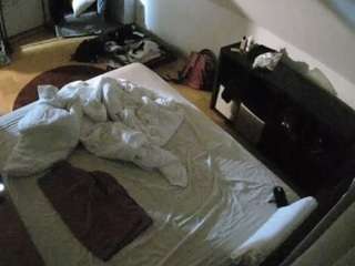voyeurcam-julmodels-whitebed-2