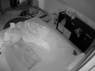voyeurcam-julmodels-whitebed-2