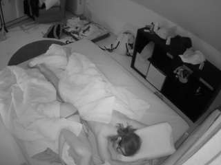 voyeurcam-julmodels-whitebed-2 webcam