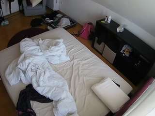 voyeurcam-julmodels-whitebed-2