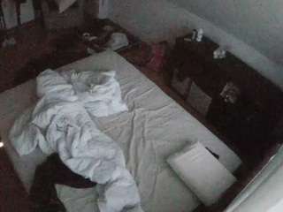 voyeurcam-julmodels-whitebed-2