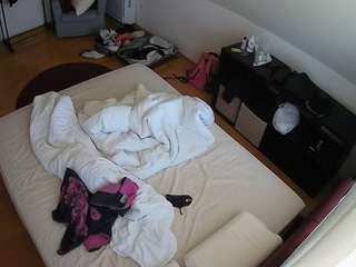 voyeurcam-julmodels-whitebed-2 webcam
