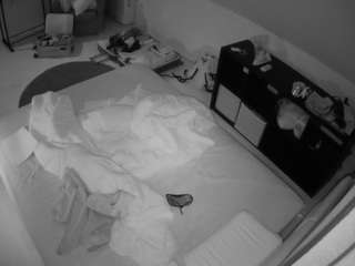 voyeurcam-julmodels-whitebed-2