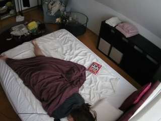 voyeurcam-julmodels-whitebed-2