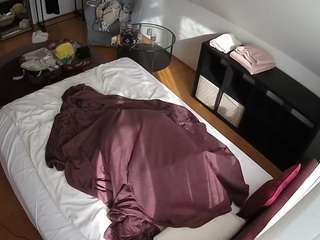 voyeurcam-julmodels-whitebed-2