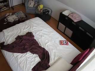 voyeurcam-julmodels-whitebed-2