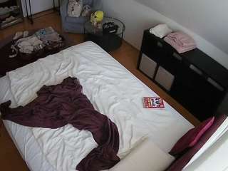 voyeurcam-julmodels-whitebed-2