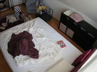 voyeurcam-julmodels-whitebed-2 webcam