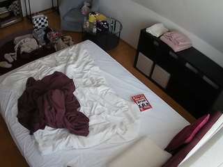 voyeurcam-julmodels-whitebed-2 webcam