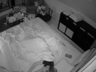 voyeurcam-julmodels-whitebed-2 webcam