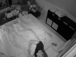 voyeurcam-julmodels-whitebed-2 webcam
